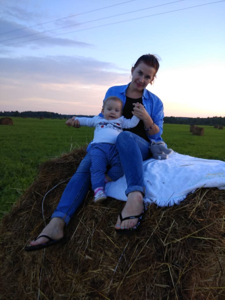 Мы с дочкой , усердно пытаемся сделать фотосессию )))