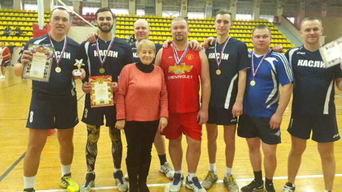 Команда-победительница с руководителем снежинского спорткомитета