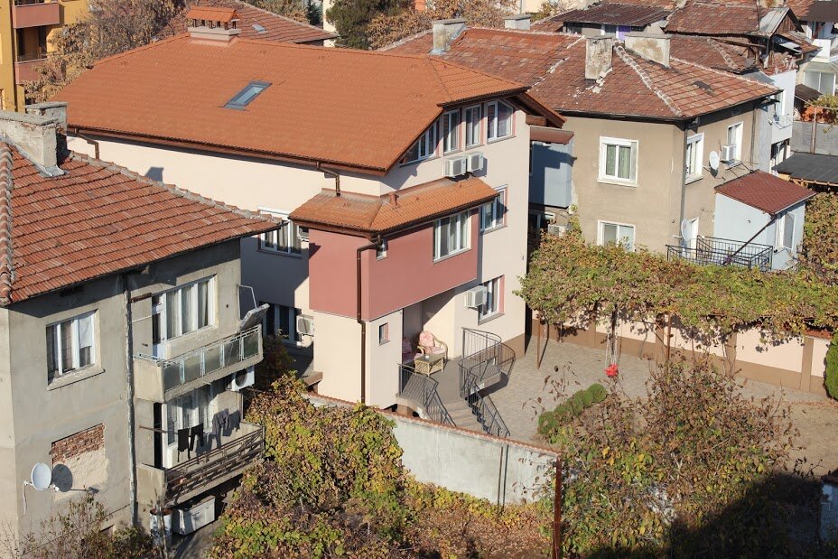 Благоевградские городские дома. Совсем старая застройка и новые дома на старых участках. 