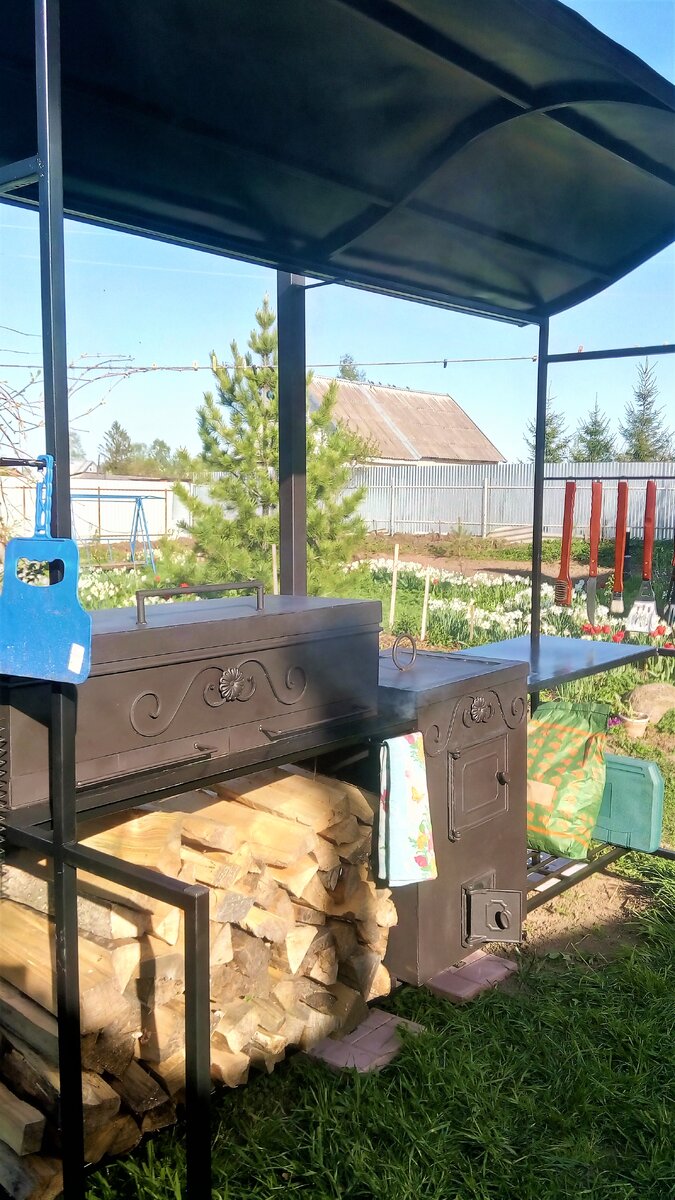 Мангал с крышкой, можно при желании коптить , на печи тоже съемная крышка, под ней отверстие под казан