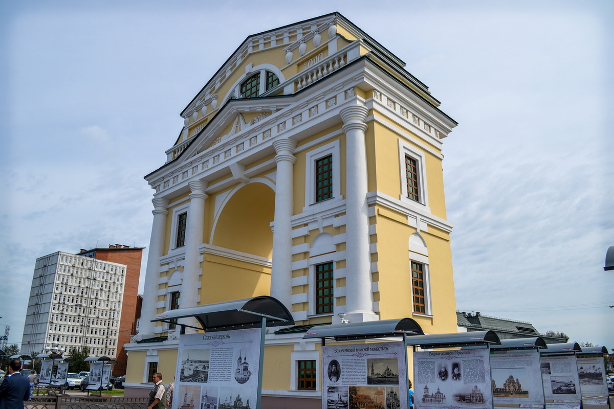 1. Московские ворота. Триумфальная арка построена в 1813 году служила пунктом для проверки и регистрации всех въезжающих. Также на верхних этажах располагался губернский архив. Арка была разобрана в 1928-29 году. В 2009 году к 350 летию города было решено восстановить "Московские ворота", работы по восстановлению были окончены в 2011 году.