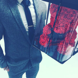 Мишки из роз – тренд нынешнего сезона. Сегодня можно приобрести такой подарок с присутствием наиболее разнообразного размера. Производство осуществляется с применением только качественного материала. Весь процесс изготовления контролируется американской компанией под названием «The Rose&Bears». Сама организация располагается в Калифорнии.