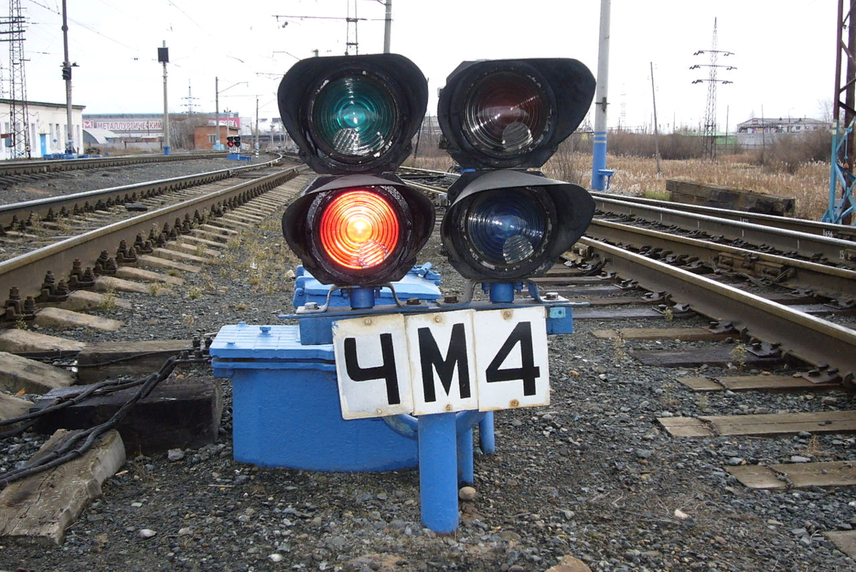 Красноярская железная дорога сортировочная станция. Жд пути. Рельсы на насыпи. 1520 ширина железнодорожной колеи. Нерегулируемый железнодорожный переезд.