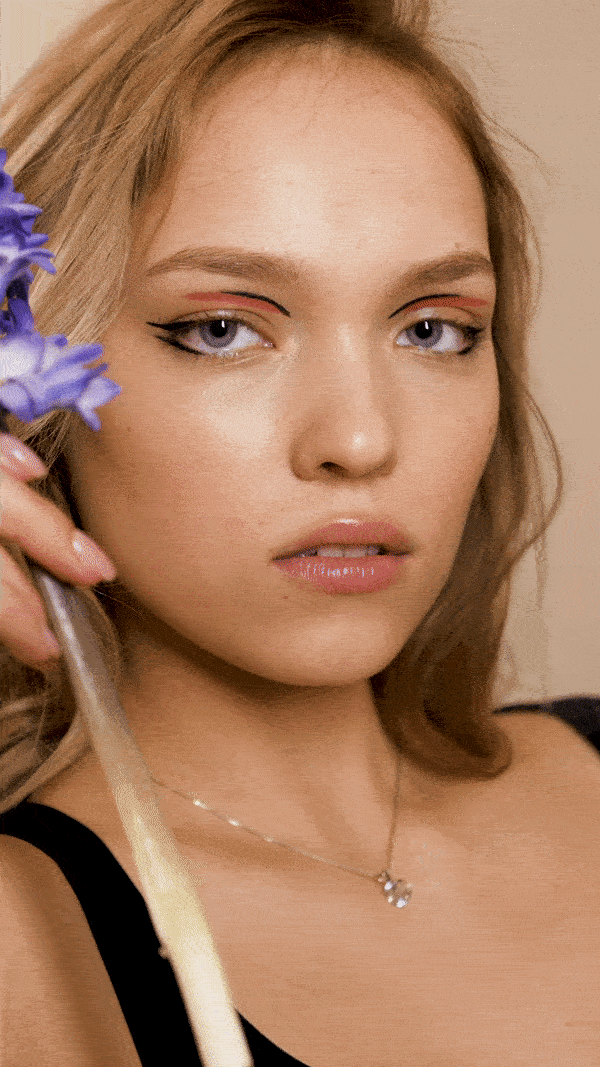 Тон Skin Illusion, 103; подводка Style 4 Coulers, 02; тушь Mascara Supra Volume; все Clarins. Макияж: Юлия Бондаренко. Прическа: Мария Оконешникова. Модель: Николь @widjeo @avantmodelsagency