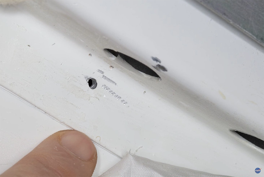 Маленькая дырочка "просверленная астронавтами"