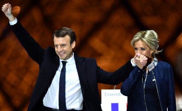 Эммануэль и Брижит Макрон после объявления результатов президентских выборов на митинге своих сторонников. Фото из открытых источников