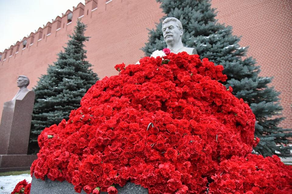Память народа не увядает