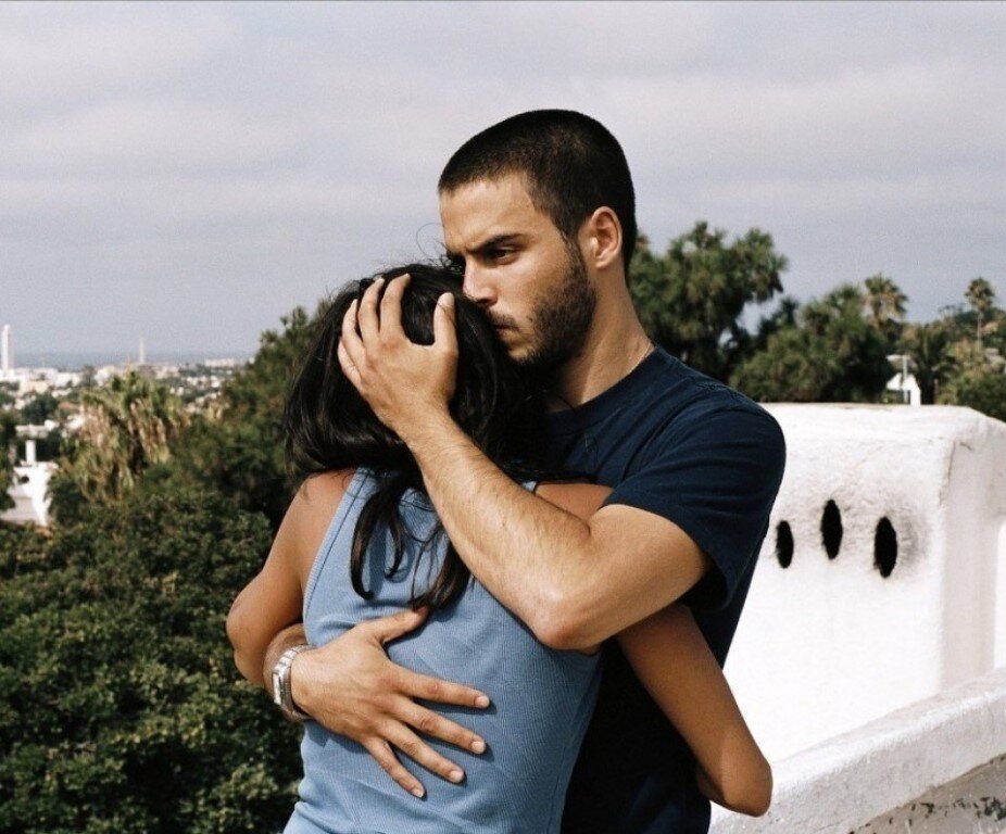 Мужчина защищает женщину. Крепкие мужские руки. Мужчина и женщина. Мужчина защищает женщину фото. Мужчина защищает бывшую девушку.