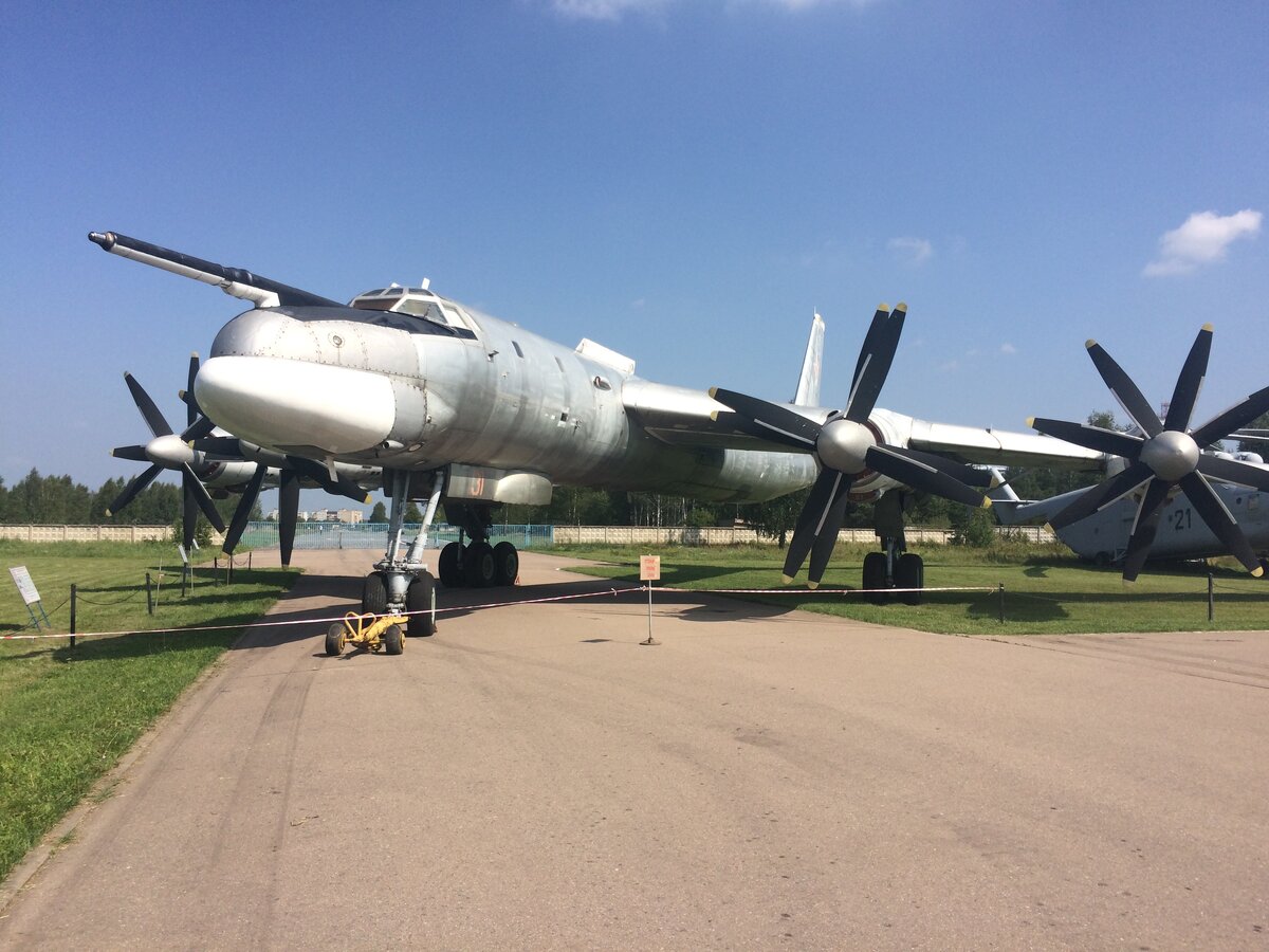 Самолет Ту-95 в ЦМ ВВС Монино