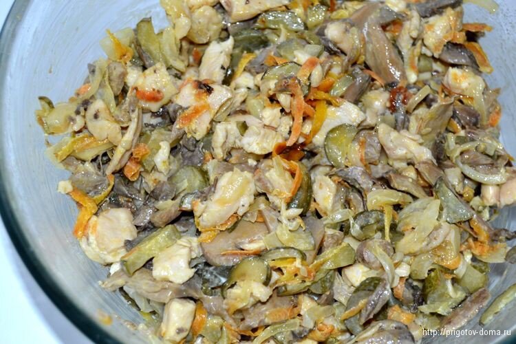 Салат Обжорка с курицей и грибами. Салат Обжорка с шампиньонами и курицей. Салат Обжорка классический с грибами. Обжорка с курицей и шампиньонами.