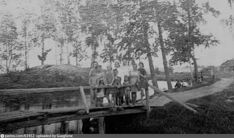 Фото с сайта pastvu.com. Пруд с островком, 1950 г.