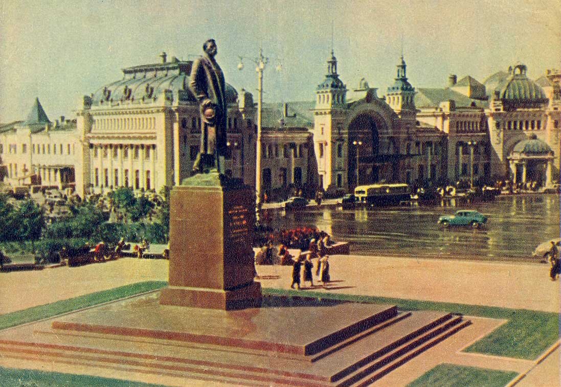 Памятник у белорусского вокзала