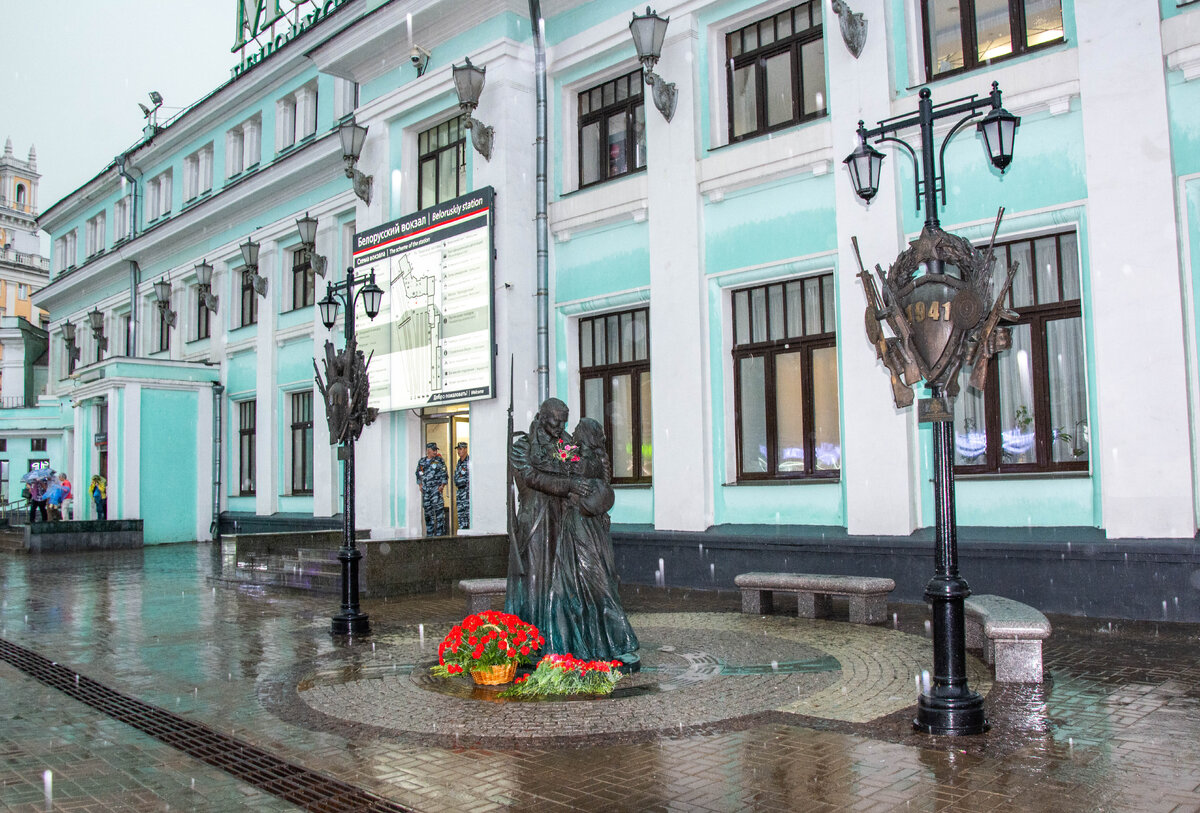 1. Днем, увы, дождь неслабо зарядил, да еще с грозой. Пожалуй, Белорусский вокзал самый подходящий для 9 мая, так как именно с него уходили на фронт воинские эшелоны. На площади памятник "Прощание славянки". 