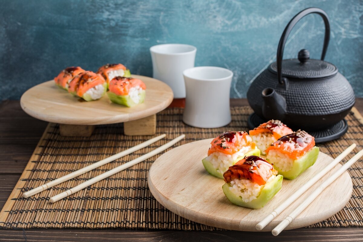 Эти роллы - российская вариация на тему японской кухни. 