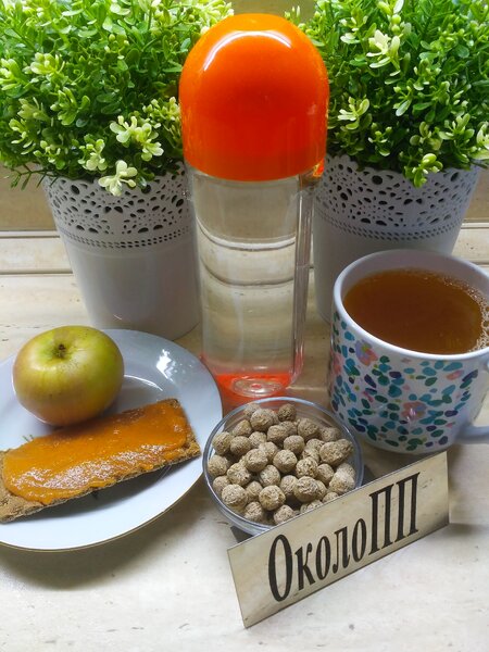 Фото перекуса: яблоко и хлебец с икрой