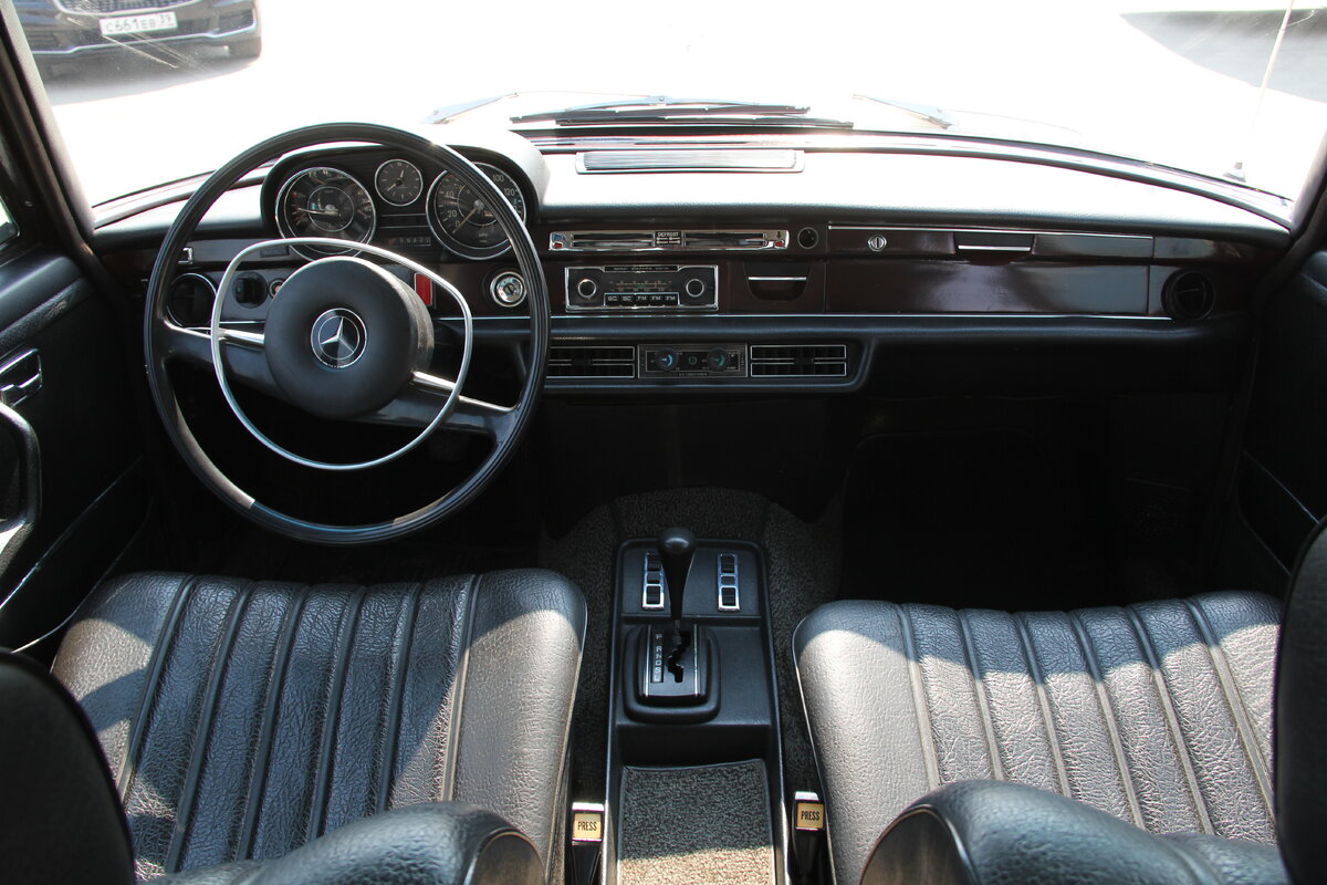 Огромная баранка ожидаемо легкая и посадка гордая.