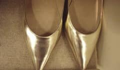 Купите обувь с острым или удлиненным носком, чтобы создать иллюзию длины.
