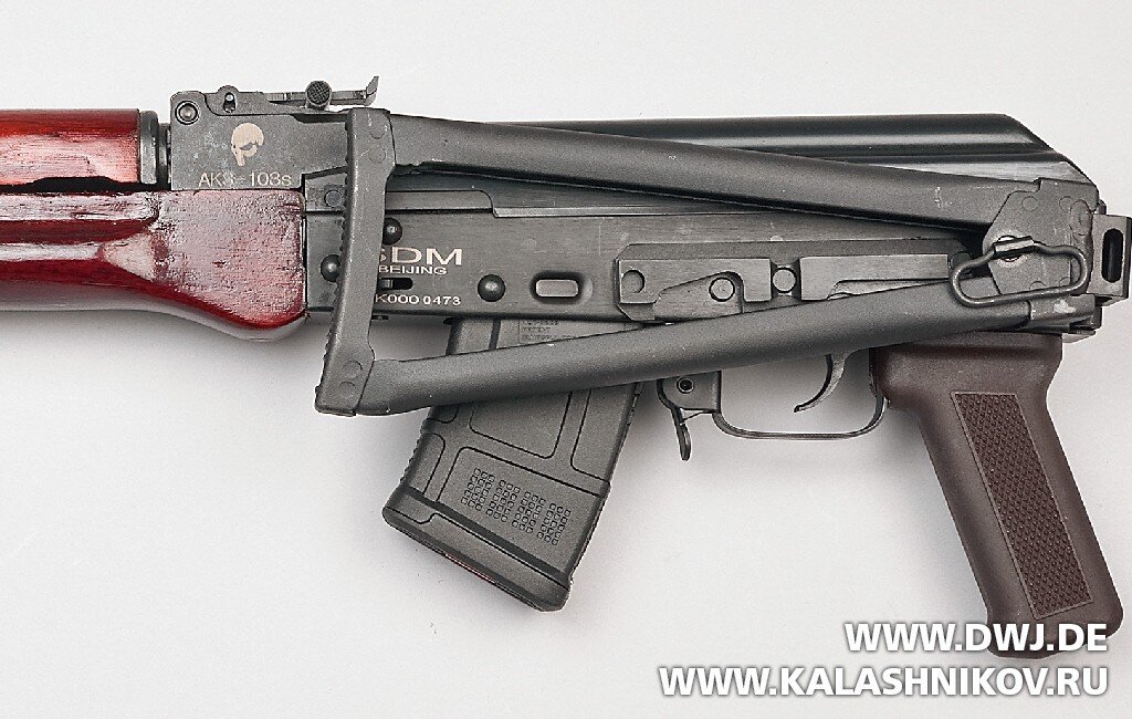 Штампованный рамочный приклад может складываться на левую сторону и фиксироваться в данном положении. За счёт этого уменьшаются габариты при транспортировке