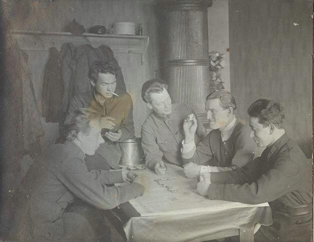 За домино. Купич, Назаретский, Орлов, Салмин
Неизвестный автор, 1930-е, из архива МАММ/МДФ.