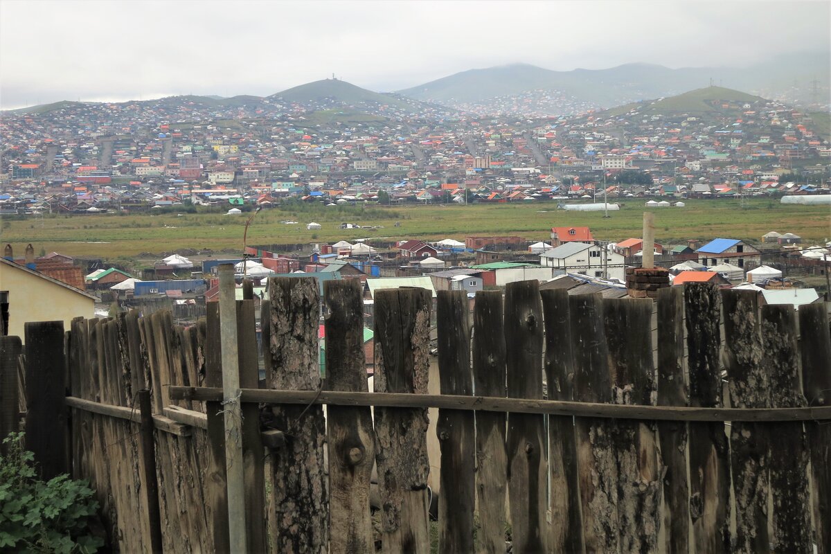 Вид на пригород Улан-Батора. Юрты вперемешку с домиками