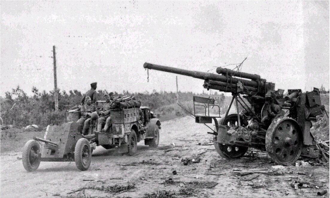 1941. Разбитая 76- мм  пушка под Гдовом (Чудское озеро). Эти радостные немцы обратно уже не вернутся ( трофейное фото с убитого)