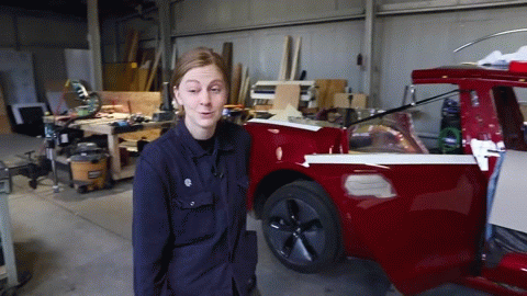 Почему именно Model 3, а не больший Model S или и вовсе кроссовер Model X? Все просто, авто был выбран именно из-за алюминиевого кузова, который значительно легче модифицировать, чем стальной, как у Model X и Model S. Весь процесс, это несколько этапов, которые вполне логичны. 1 - демонтаж салона, крыши и багажника, 2 – избавление от «лишних» задних стоек, 3 – установка каркаса в кузове.