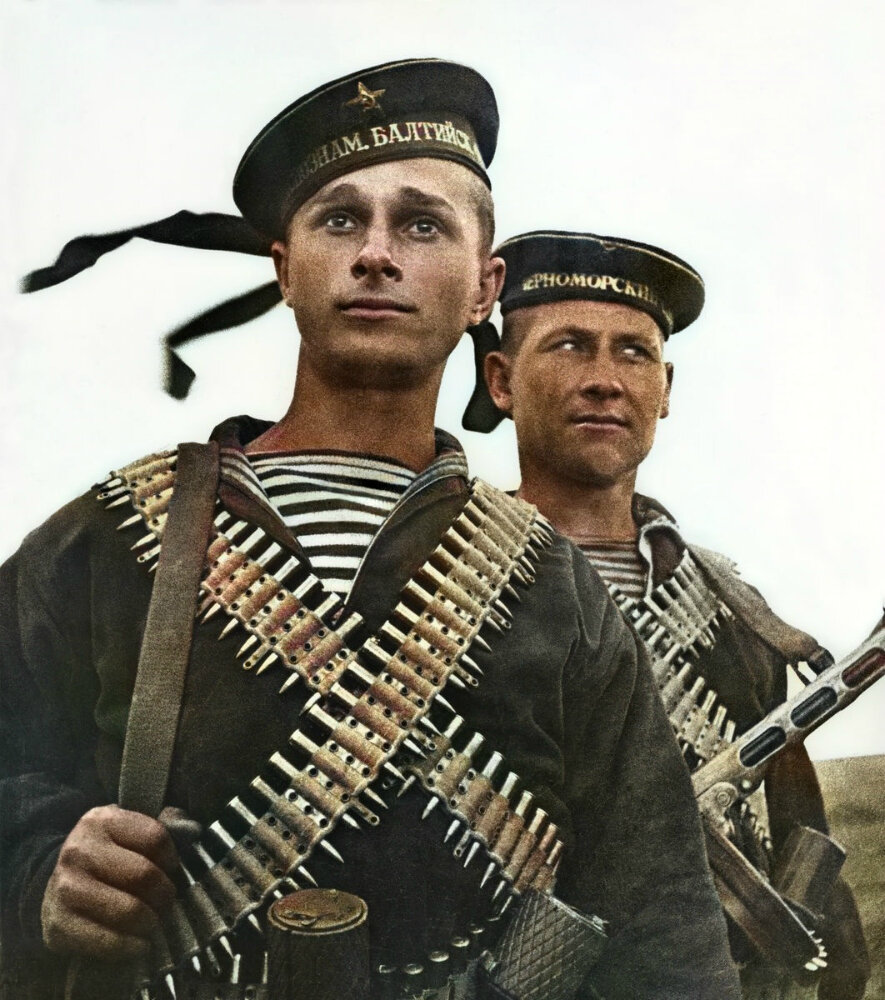 Два бойца морской пехоты Черноморского флота с пистолетами-пулеметами ППШ и гранатами РГД-33. Авторское название фото: «Им было двадцать лет». 1943 г. Автор: Борис Ярославцев. Фотография использована в качестве иллюстрации.