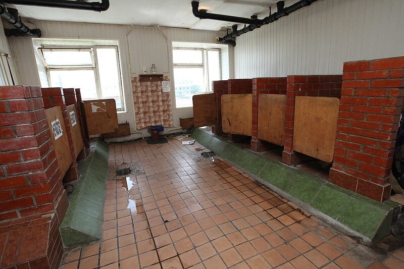 Типичный армейский туалет.