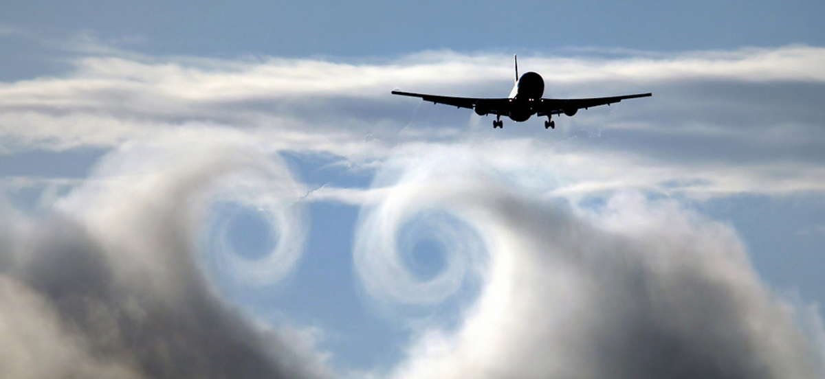 Образование спутных вихрей за пролетающим самолётом
