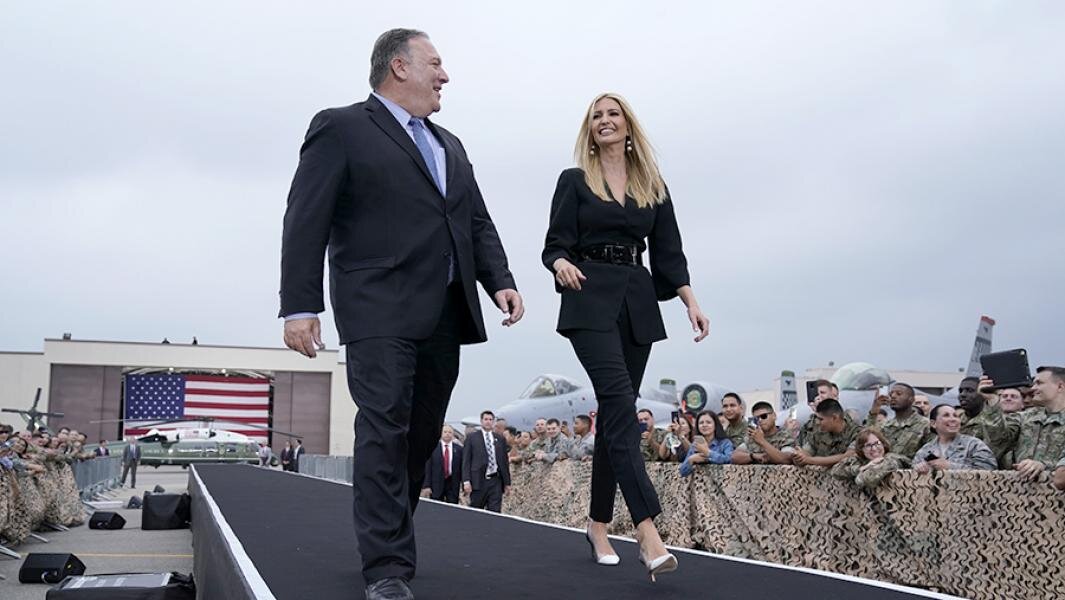 Госсекретарь США Майк Помпео и Иванка Трамп во время выхода к американским военным на авиабазе Осан в Южной Корее. 30 июня 2019 года. Фото: REUTERS/Kevin Lamarque