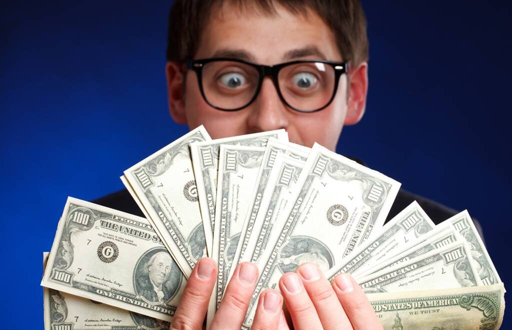 Однако для того, чтобы иметь достаточно денег, далеко не каждый хочет много работать, заниматься бизнесом или что-то изобретать в силу своих умственных способностей или банальной лени. В этом случае многие полагаются лишь на удачу, ведь благодаря ней можно стать богатым, не прикладывая особых усилий. Прежде, чем рассказать о самых крупных выигрышах мы бы хотели напомнить, что лотереи, ставки на спорт или карточные игры – это деятельность, которая может принести не только легкие деньги, но и большие проблемы, ведь азартные игры вызывают зависимость, последствия которой весьма трагичны.