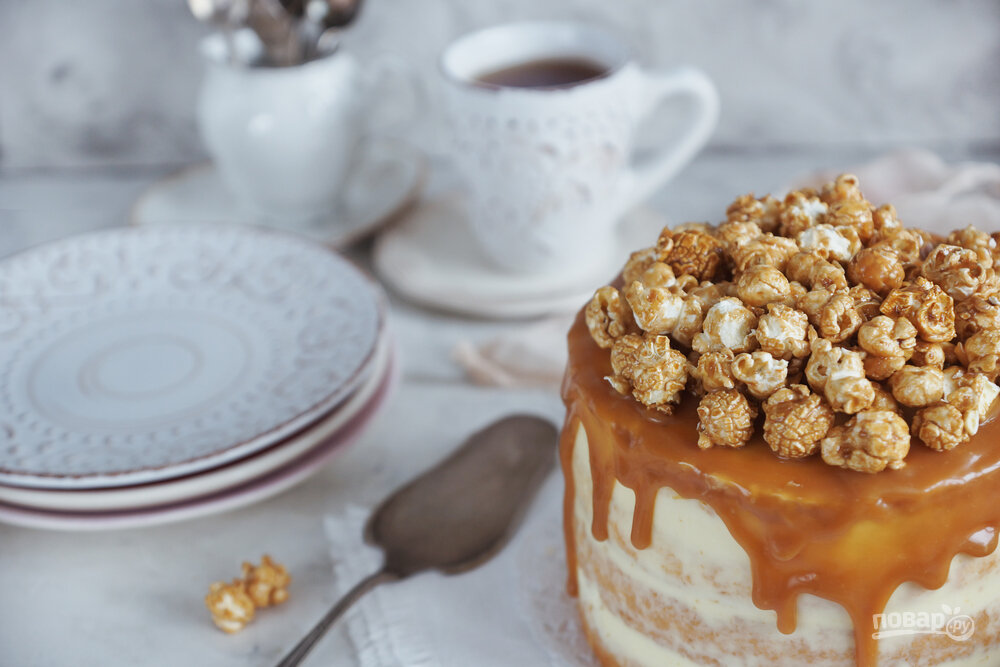 Торт можно украсить карамелью и сладким попкорном