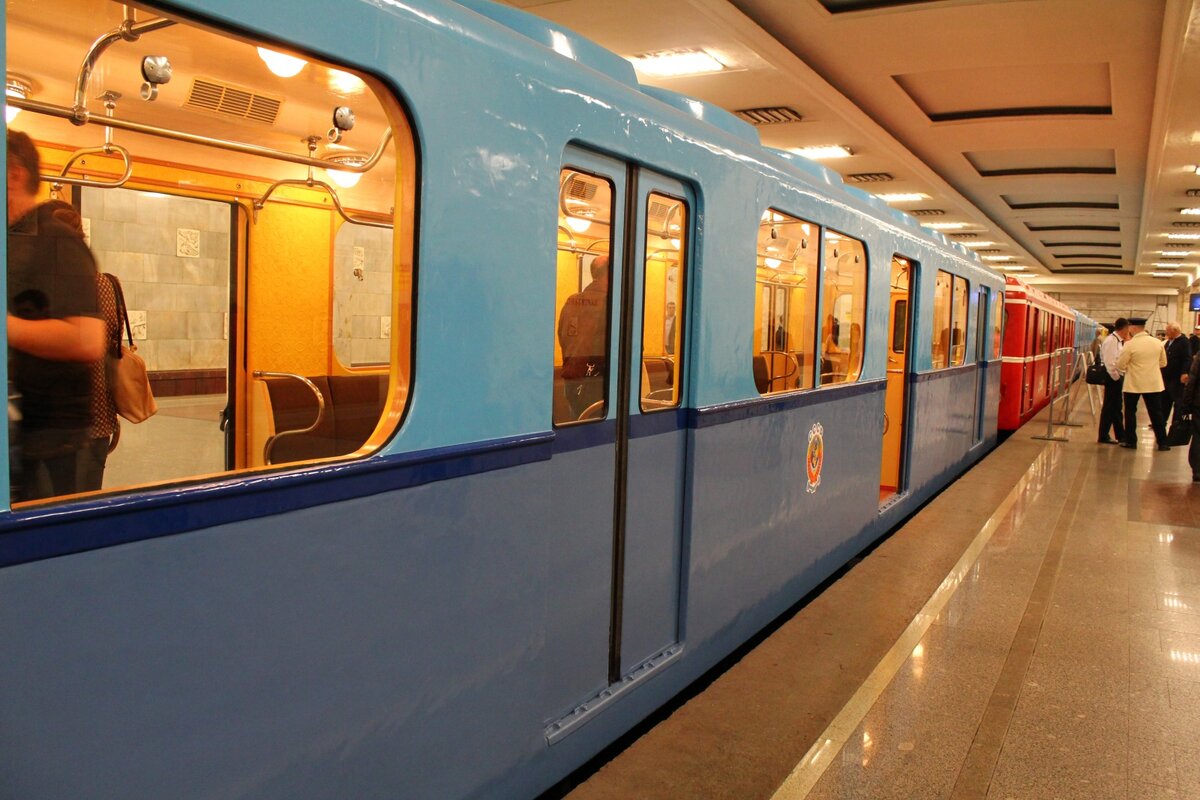 Вагон метро сбоку