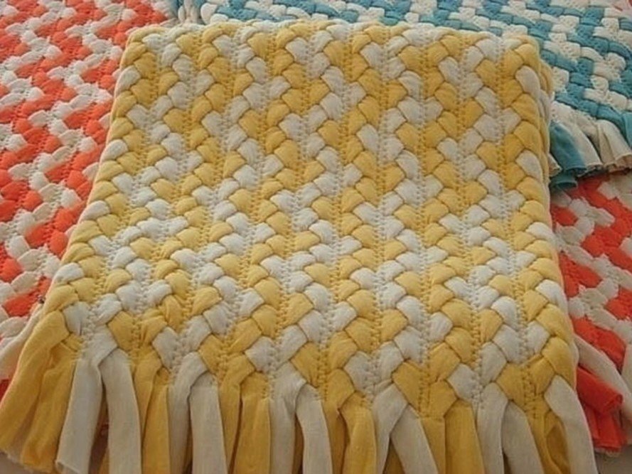 Коврик из трикотажных лоскутков. Коврик из джинсовых полосок. Переделка старой простыни. Старое постельное белье вторая жизнь. Из старых простыней.