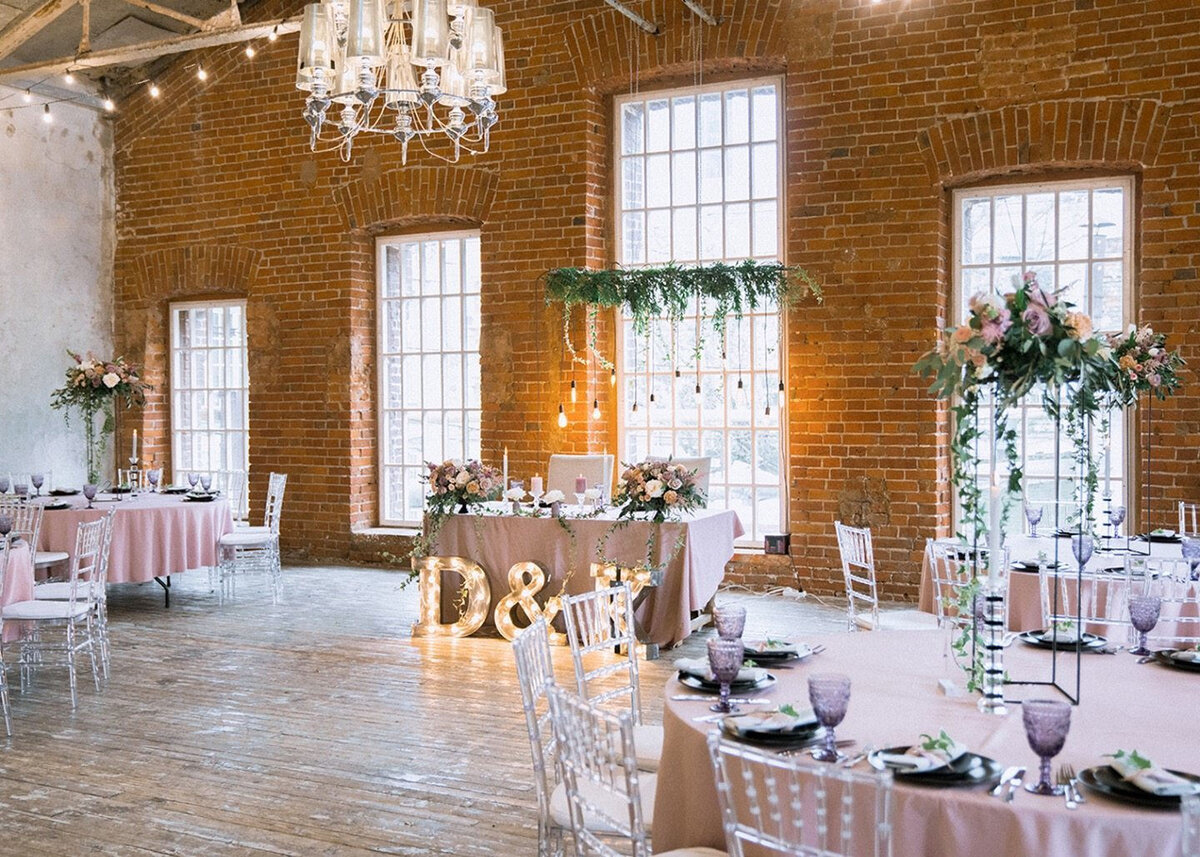 Зал для проведения тематической свадьбы в стиле лофт