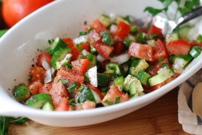 Ингредиенты
2 персидских огурца если другой сорт и кожа жесткая, нужно почистить
2 средних сочных помидора
¼ среднего сладкого или красного лука
1 перчик чили у меня халапеньо
1 маленький пучок петрушки
сок ½ лимона
3 ст.л. оливкового масла первого отжима примерно
соль
1 ч.л. сумаха сумака
По желанию:
¼ чашки порезанных листиков мяты