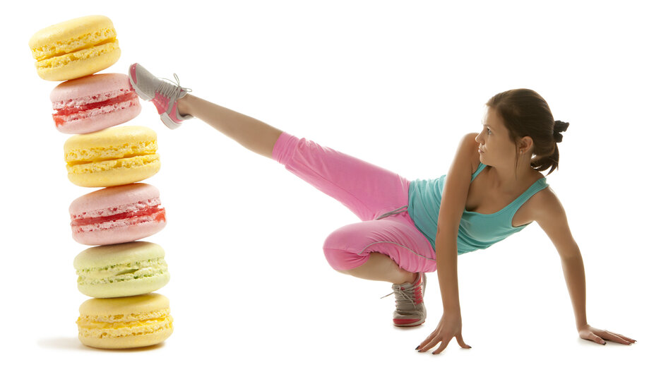 Отказ от сладостей. Переедание сладкого. Девушка ест пончик. Отказ от сладостей. Девушка и сладкое.