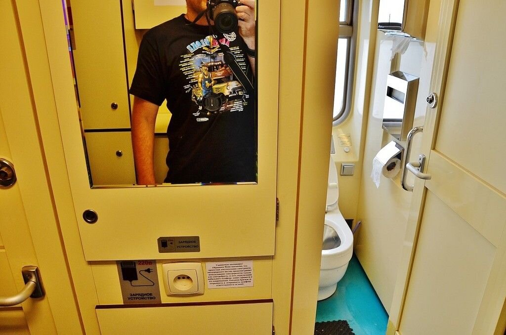 Биотуалет в вагоне поезда. Вагоны РЖД плацкарт биотуалет. Туалет в вагоне. Биотуалет в поезде. Плацкартный вагон туалет.