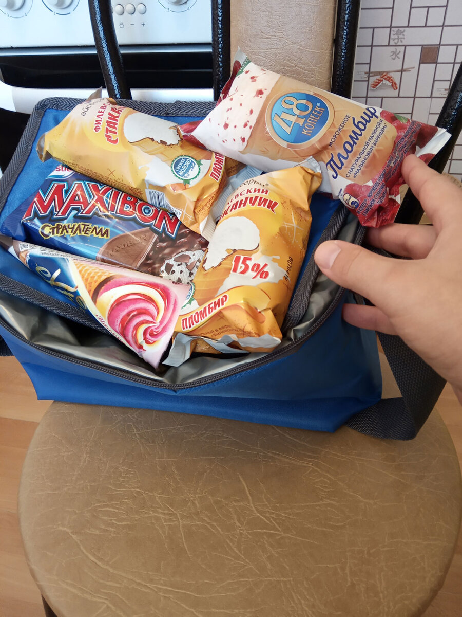 На фото: отбор и подготовка мороженого к переносу на пляж - фото: Иван Гордеев.