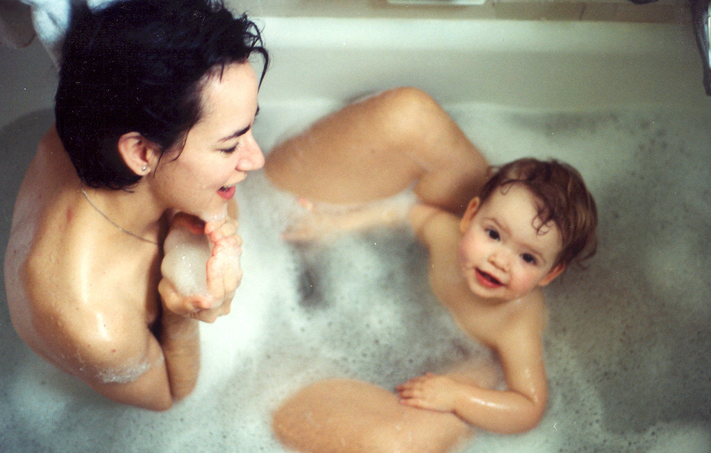 Мама с сыном в душе