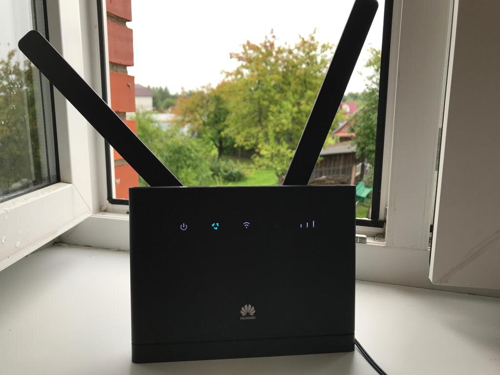 Установили роутер на окошко 2-го этажа - покрывает большую часть участка в 50 соток и весь дом