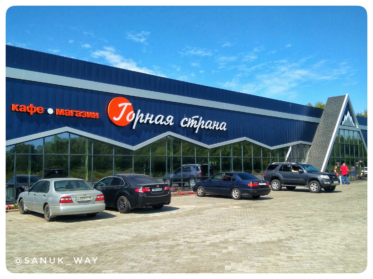 Здание кафе выполнено в оригинальном стиле и хорошо узнаваемо