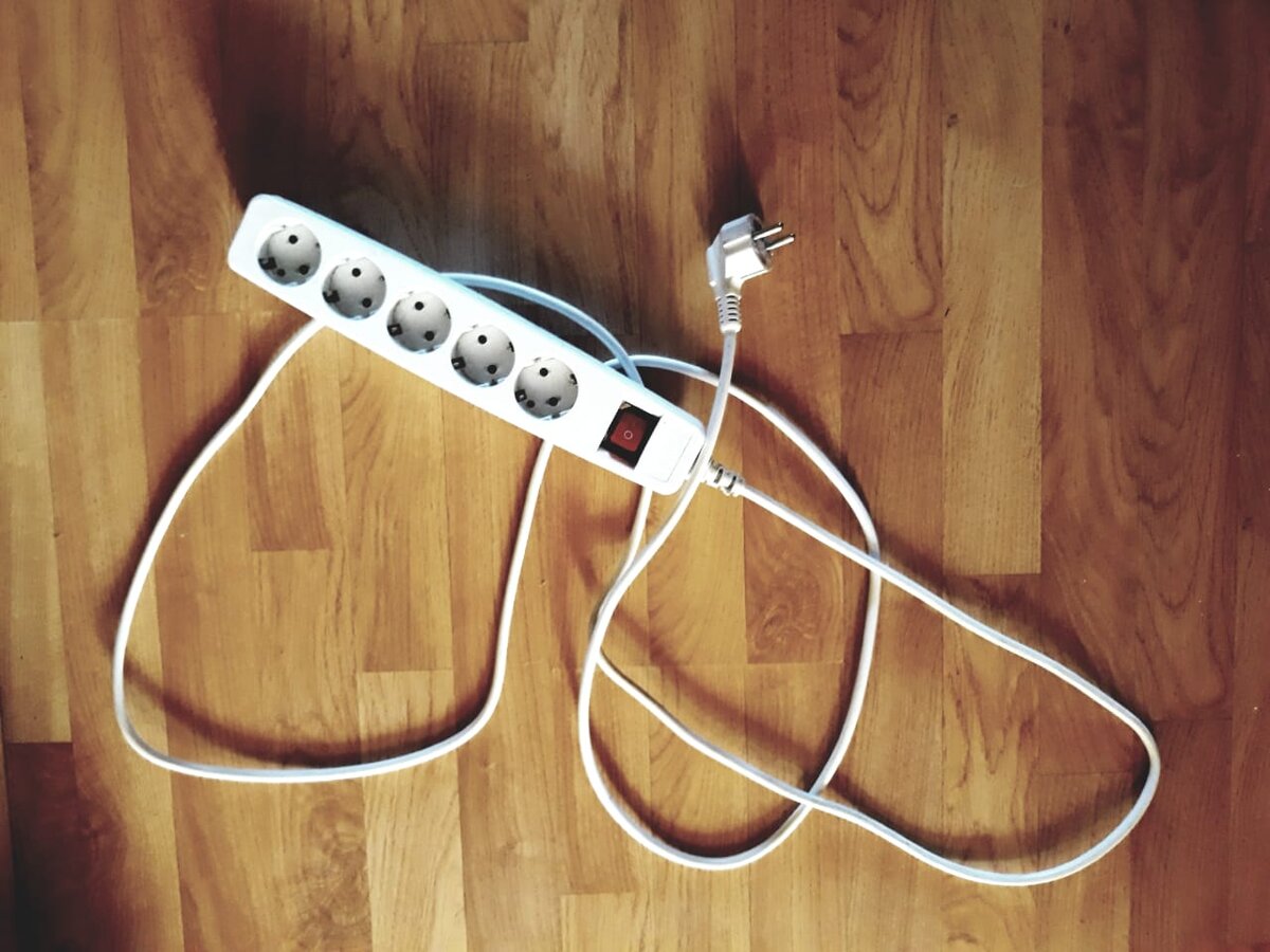 С тем молодым человеком мы давно уже не общаемся (не из-за этого случая, конечно), а удлинитель до сих пор успешно работает у родителей на даче