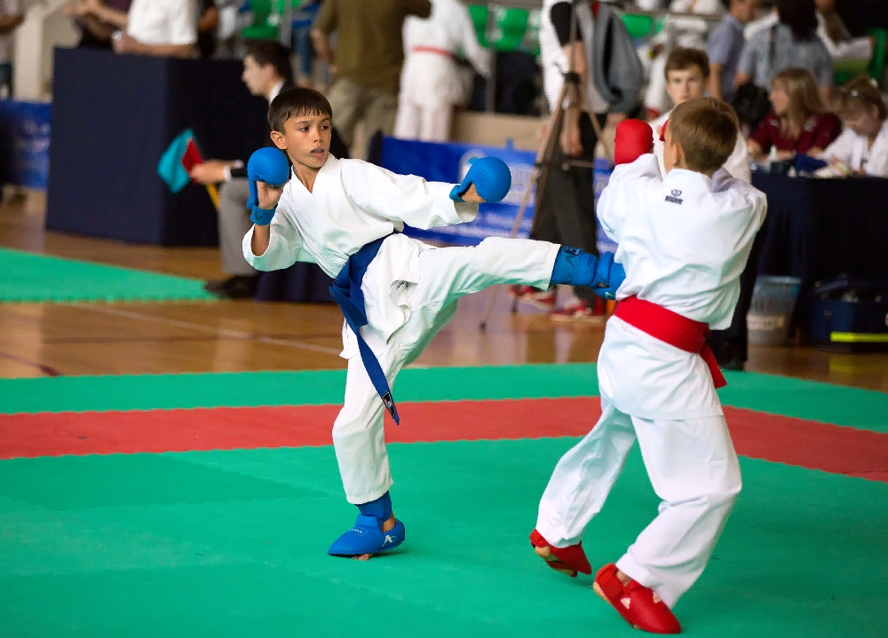 Спорт секции. Каратэ WKF children. Детские соревнования по карате. Каратэ соревнования. Каратэ соревнования дети.