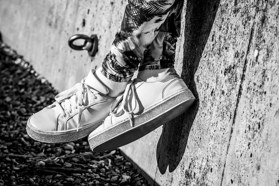 https://pixabay.com/photos/shoes-sneakers-fashion-legs-feet-4520226/