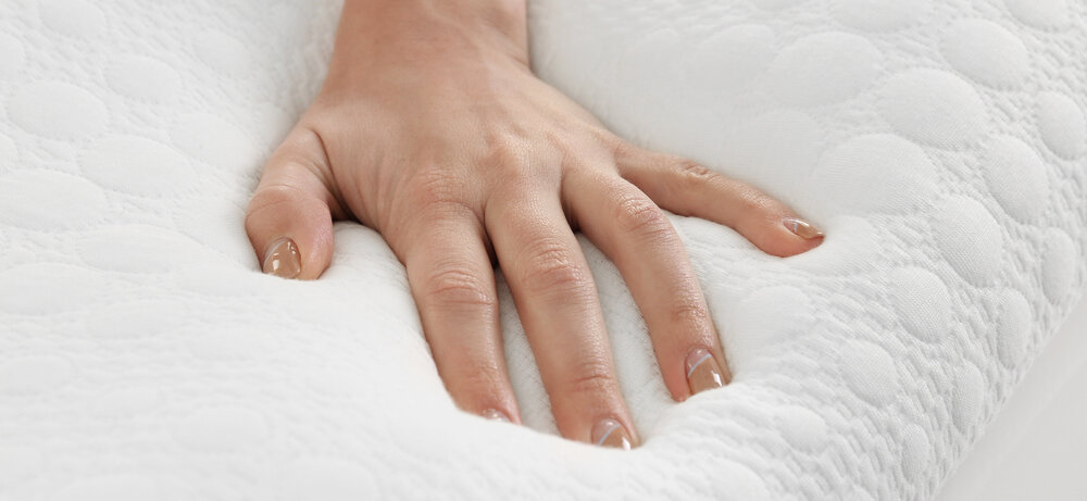 Вязко-эластичная структура материала мягко обволакивает, создавая эффект парения в невесомости.