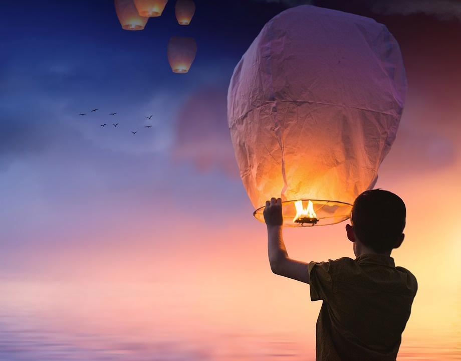 https://cdn.pixabay.com/photo/2018/03/07/17/15/balloon-3206530_960_720.jpg