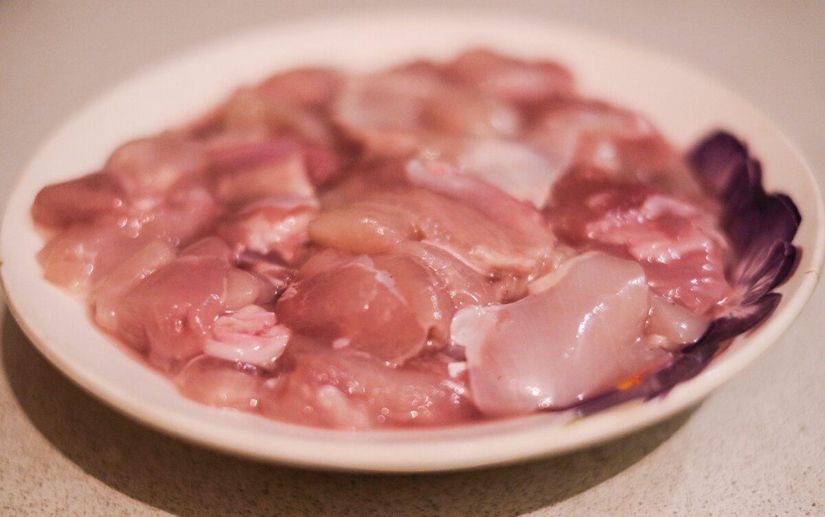 Нарезанное кусочками куриное филе.