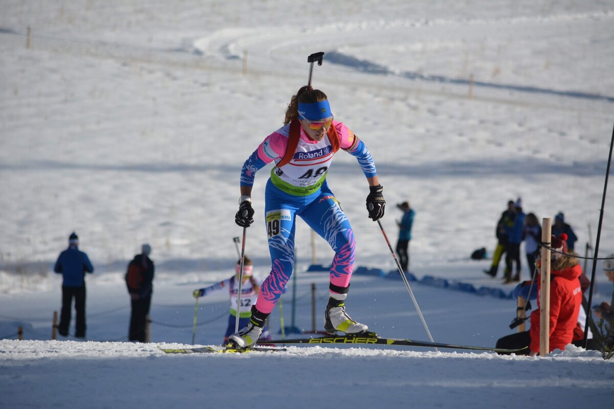 Легкая спортсменка с очень сильными ногами