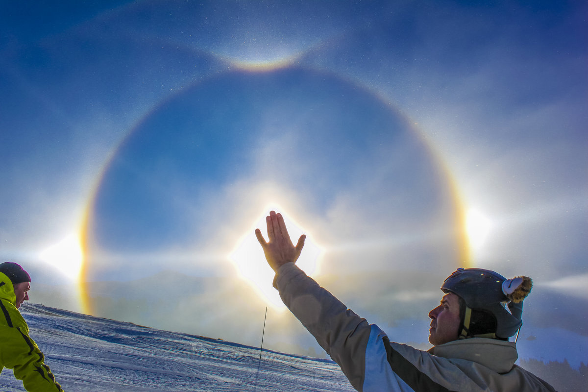 радуга с двух сторон от солнца. гало радуга вокруг солнца. солнечное гало паргелий. радуга с двух сторон от солнца. солнечное гало радуга.